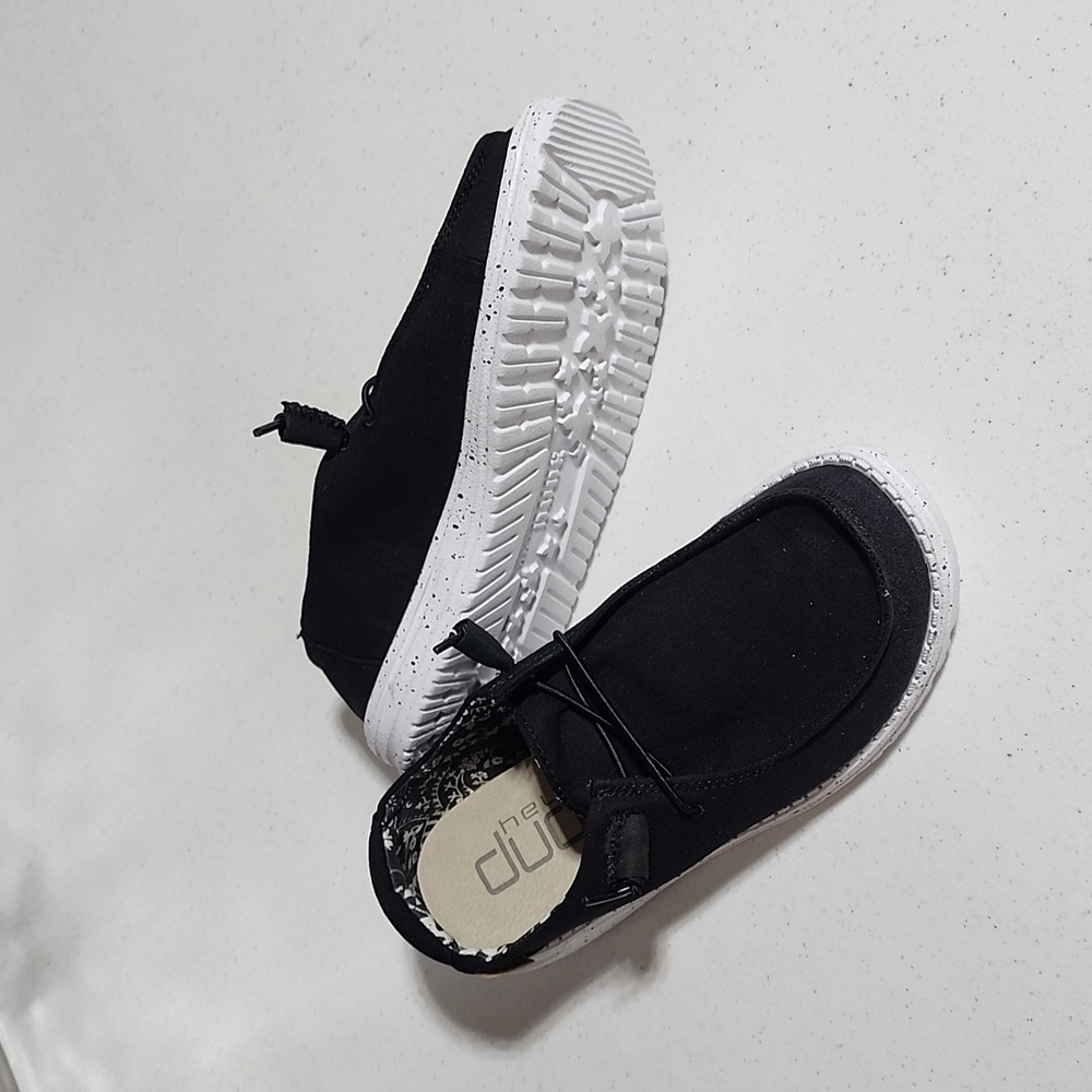 Womens 7.5 hey dude shoes,never worn